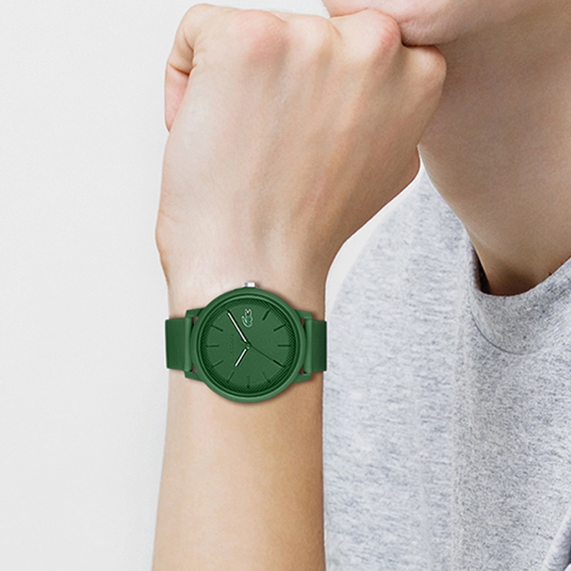 Reloj Lacoste analogo, para Hombre, tablero redondo color verde, estilo index, pulso silicona color verde