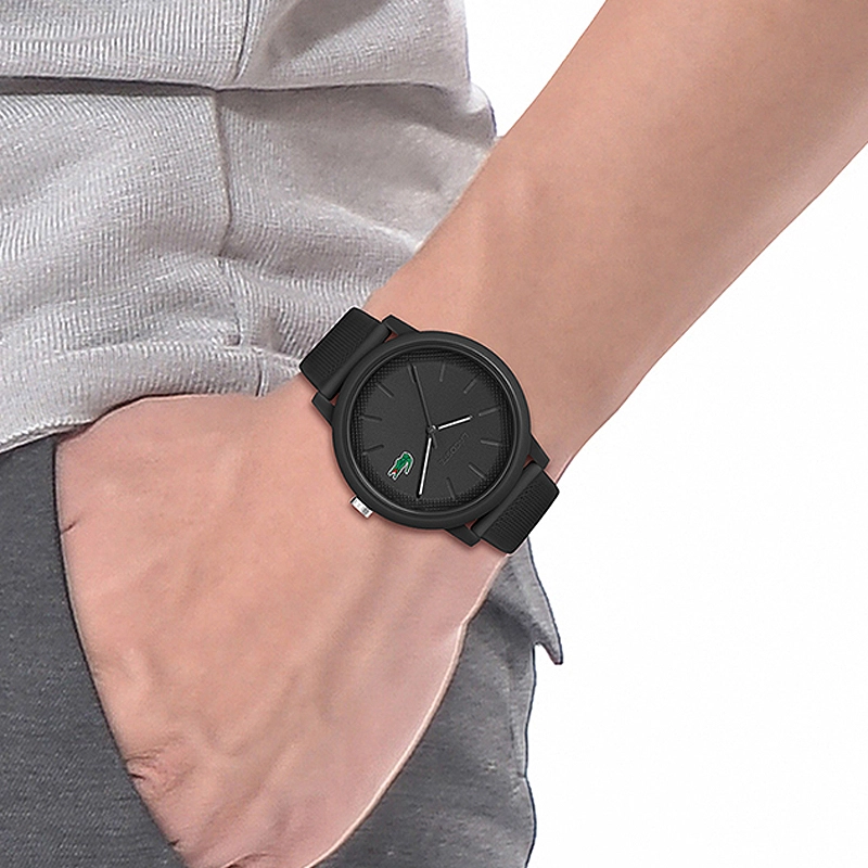 Reloj Lacoste análogo, para Hombre, tablero redondo color negro, estilo index, pulso silicona color negro