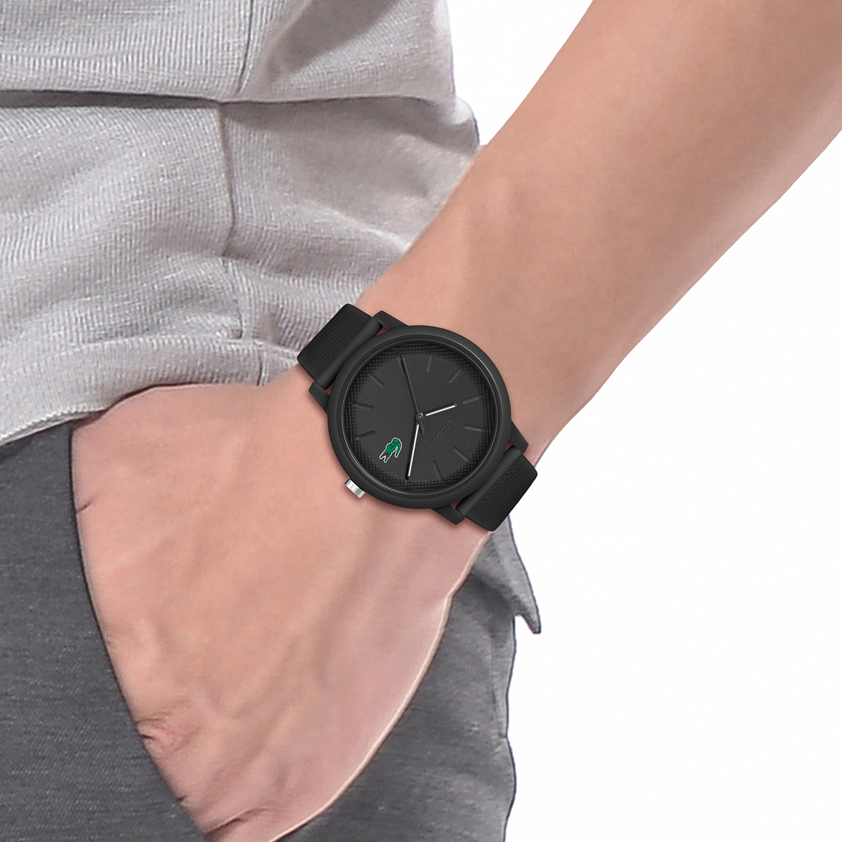 Reloj Lacoste análogo, para Hombre, tablero redondo color negro, estilo index, pulso silicona color negro