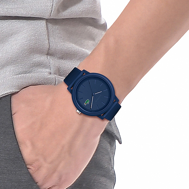 Reloj Lacoste análogo, para Hombre, tablero redondo color azul, estilo index, pulso silicona color azul