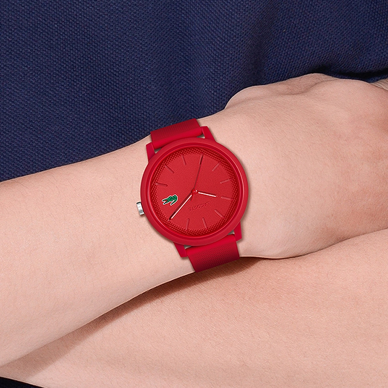 Reloj Lacoste analogo, para Hombre, tablero redondo color rojo, estilo index, pulso silicona color rojo