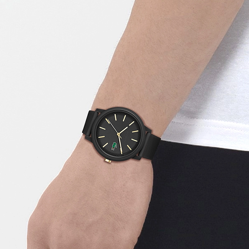Reloj Lacoste análogo, para Hombre, tablero redondo color negro, estilo index, pulso silicona color negro