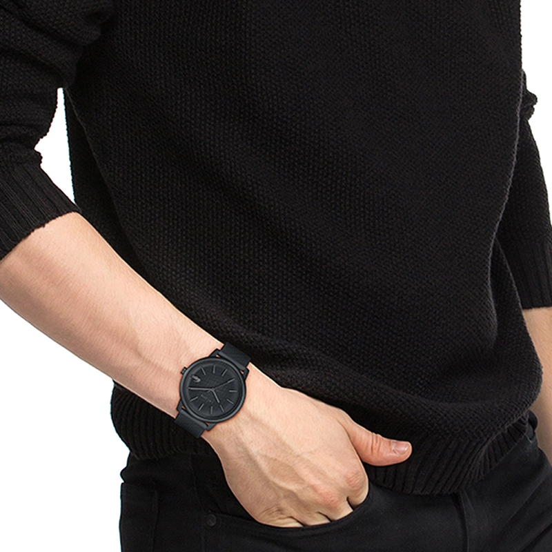 Reloj Lacoste analogo, para Hombre, tablero redondo color gris, estilo index, pulso silicona color gris