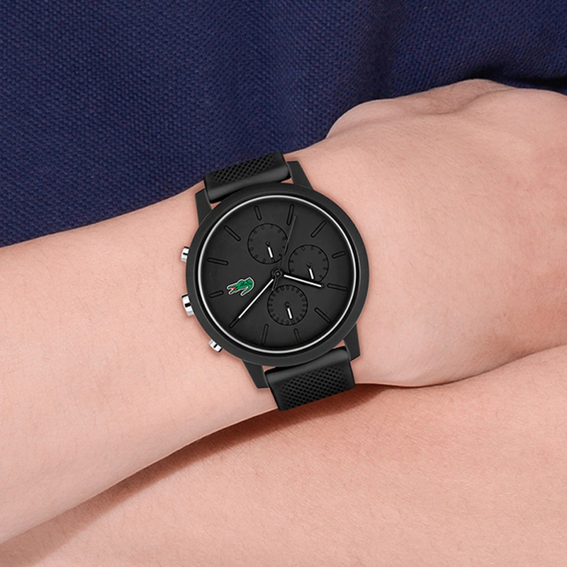 Reloj Lacoste analogo, para Hombre, tablero redondo color negro, estilo index, pulso silicona color negro, cronografo
