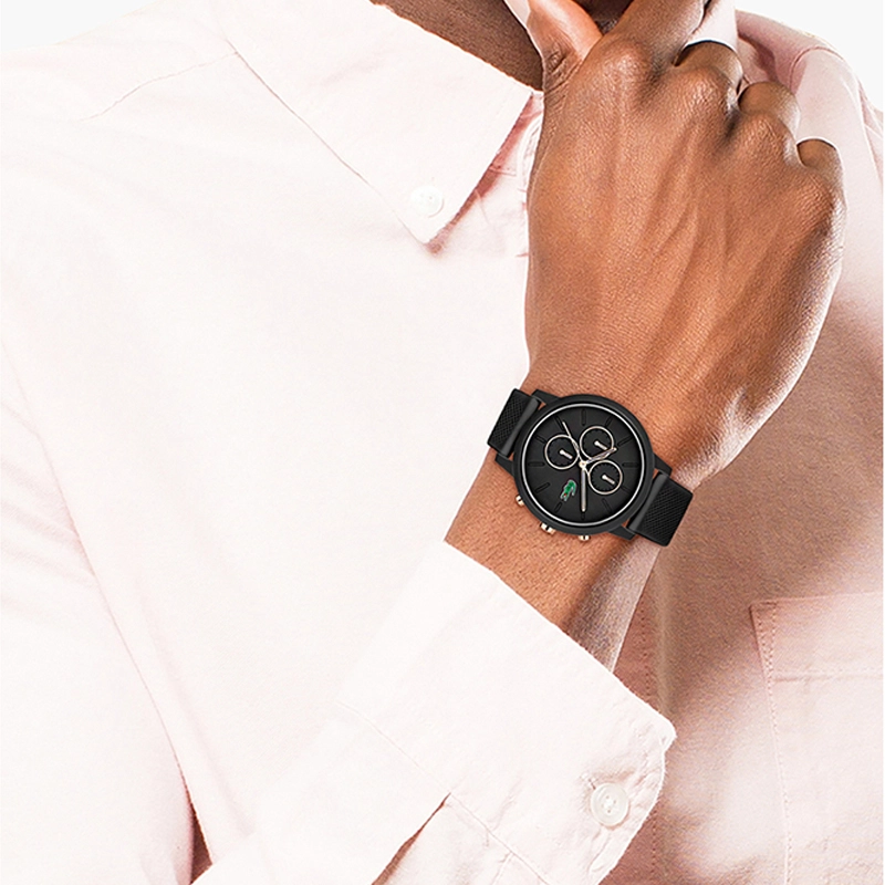 Reloj Lacoste analogo, para Hombre, tablero redondo color negro, estilo index, pulso silicona color negro, cronografo