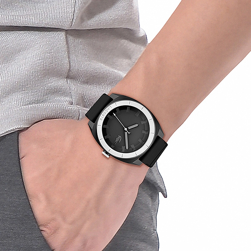 Reloj Lacoste analogo, para Hombre, tablero redondo color negro, estilo index, pulso silicona color negro