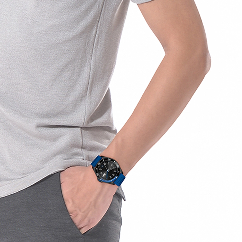 Reloj Lacoste analogo, para Hombre, tablero redondo color negro, estilo index, pulso silicona color azul, calendario