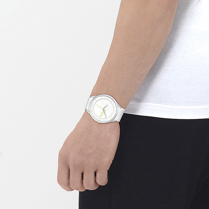 Reloj Lacoste analogo, para Hombre, tablero redondo color blanco, estilo index + arabigo, pulso silicona colores blanco y verde