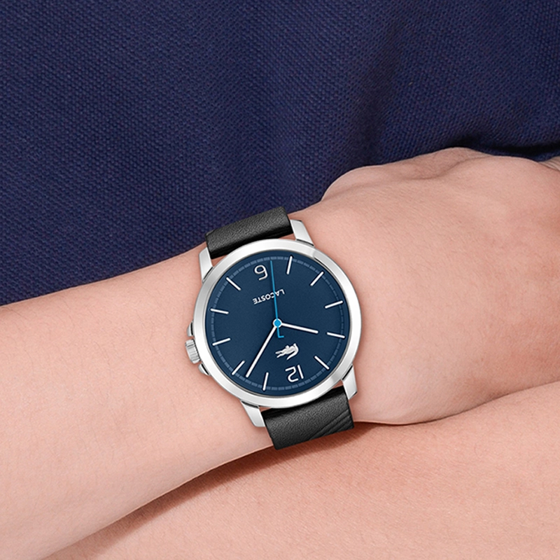 Reloj Lacoste analogo, para Hombre, tablero redondo color azul, estilo index + arabigo, pulso cuero color negro
