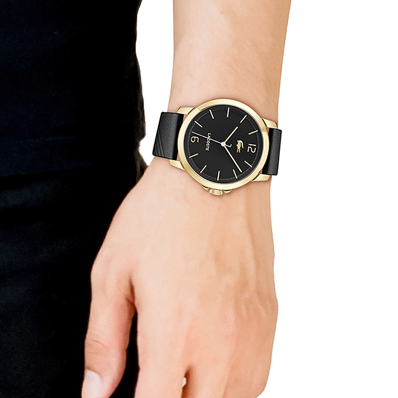 Reloj Lacoste analogo, para Hombre, tablero redondo colores negro y dorado, estilo index + arabigo, pulso cuero color negro