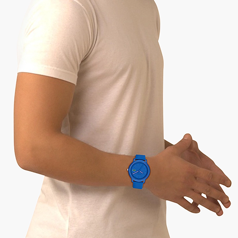 Reloj Lacoste analogo, para Hombre, tablero redondo color azul, estilo index, pulso silicona color azul