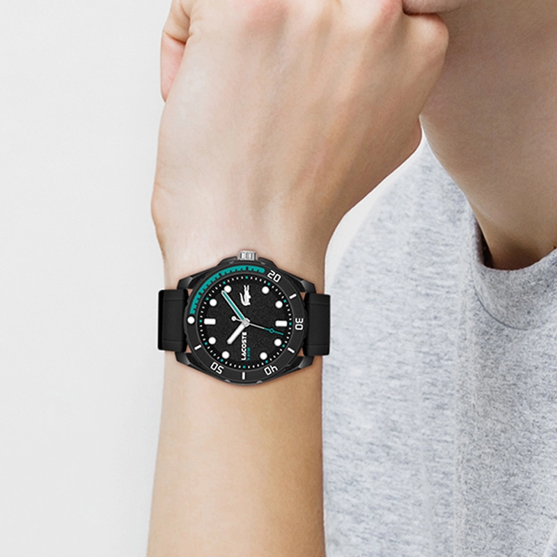 Reloj Lacoste analogo, para Hombre, tablero redondo colores negro y verde, estilo index + puntos, pulso silicona color negro