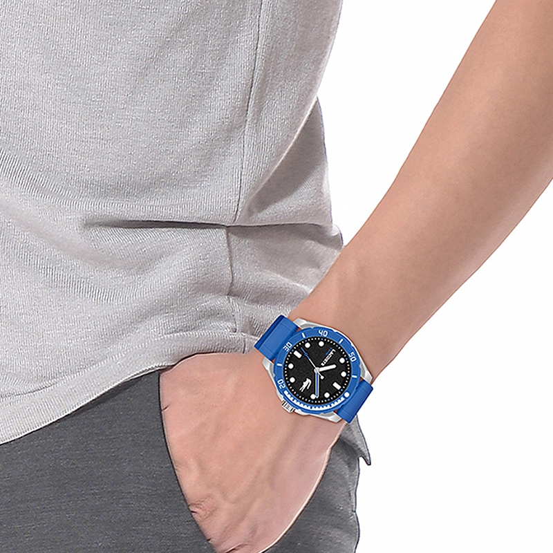 Reloj Lacoste analogo, para Hombre, tablero redondo colores negro y blanco, estilo index + puntos, pulso silicona color azul