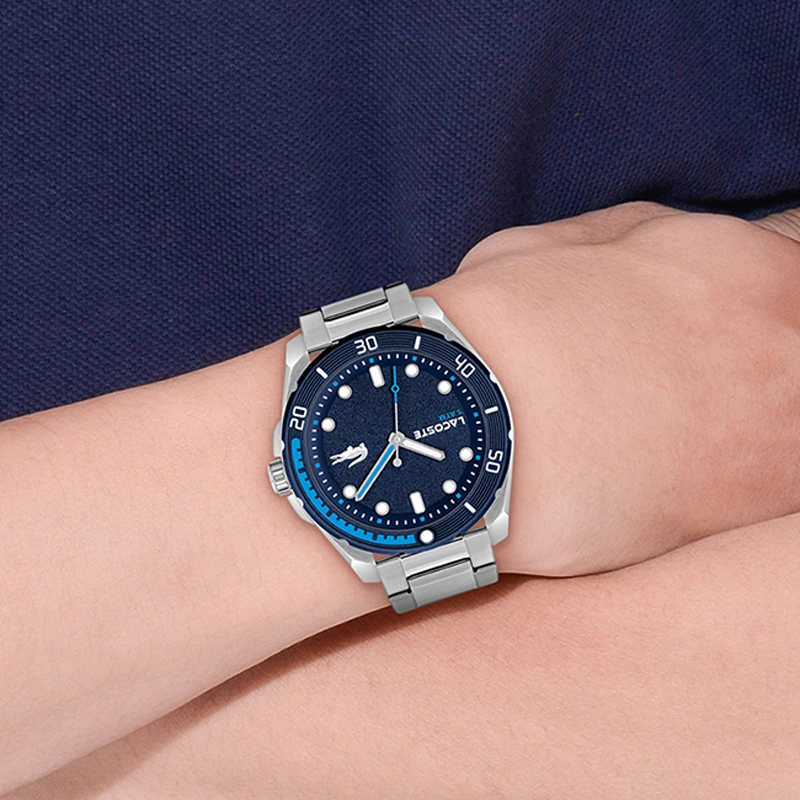 Reloj Lacoste analogo, para Hombre, tablero redondo colores azul y azul, estilo index + puntos, pulso acero color plateado