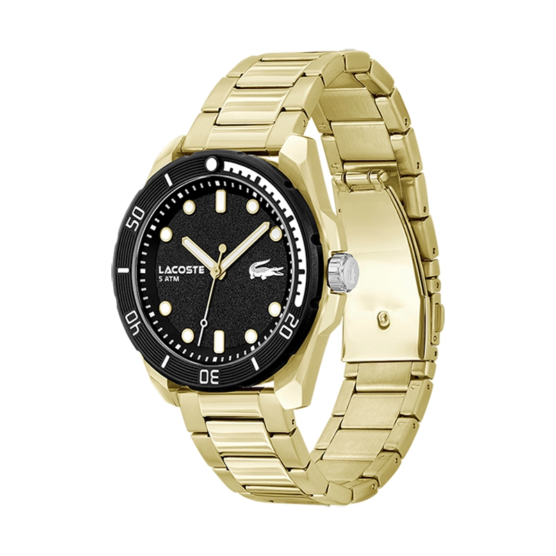 Reloj Lacoste analogo, para Hombre, tablero redondo color negro, estilo index + puntos, pulso acero color dorado