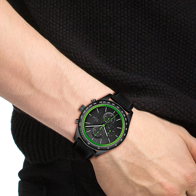 Reloj Lacoste analogo, para Hombre, tablero redondo colores negro y verde, estilo index, pulso cuero color negro, cronografo