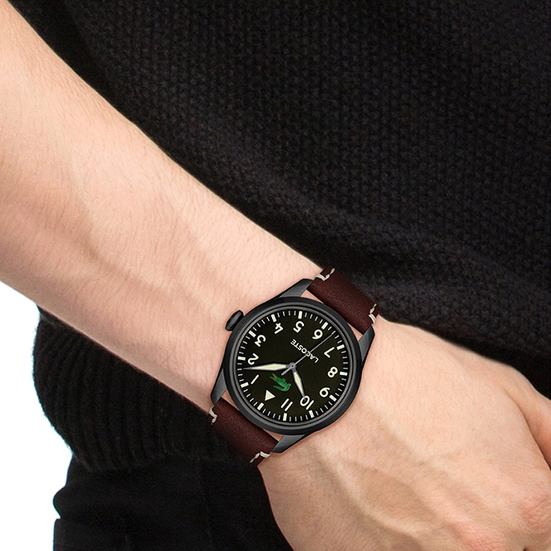 Reloj Lacoste analogo, para Hombre, tablero redondo color negro, estilo arabigos, pulso cuero color café