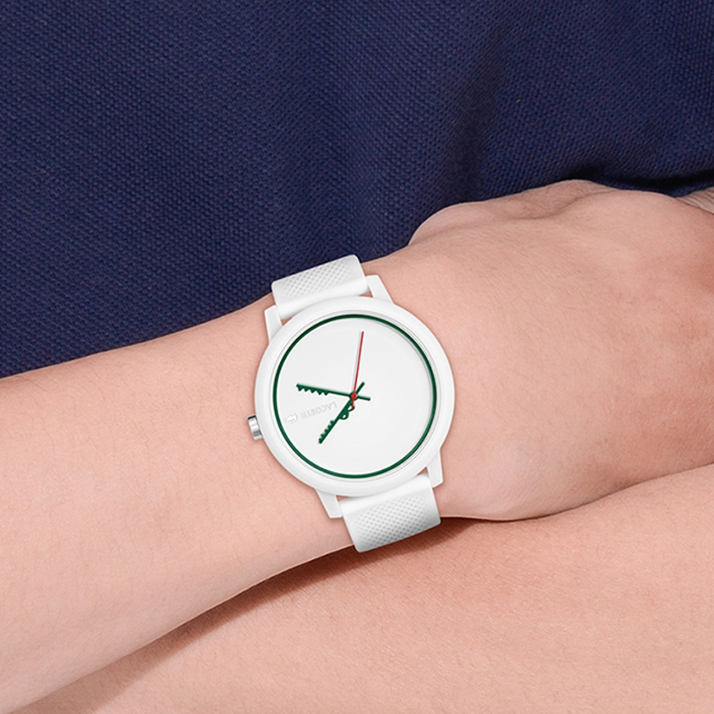 Reloj Lacoste analogo, para Hombre, tablero redondo colores blanco y verde, estilo sin numeros, pulso silicona color blanco