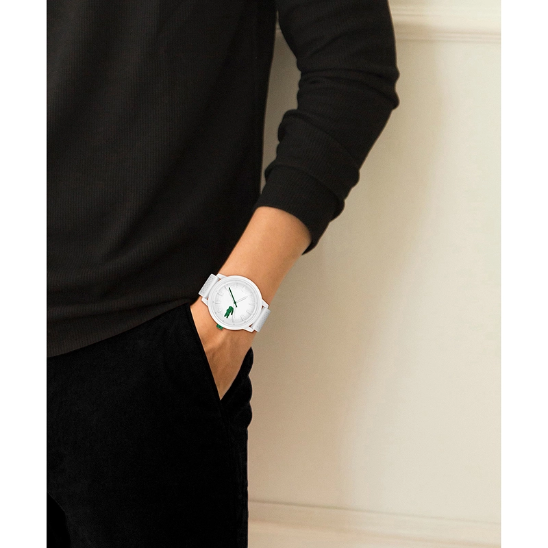 Reloj Lacoste análogo, para Hombre, tablero redondo colores blanco y verde, estilo index, pulso silicona color blanco