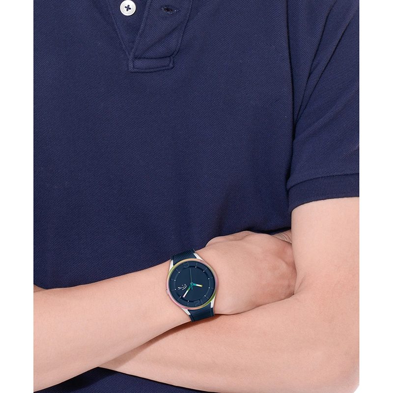 Reloj Lacoste analogo, para Hombre, tablero redondo color azul, estilo index + arabigo, pulso silicona color azul