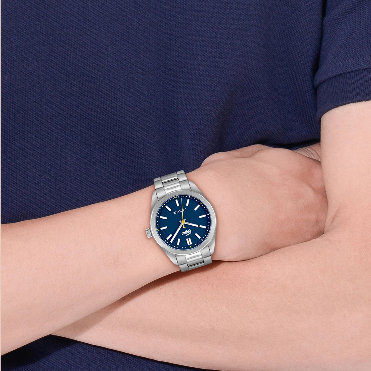 Reloj Lacoste analogo, para Hombre, tablero redondo color azul, estilo index, pulso acero color plateado