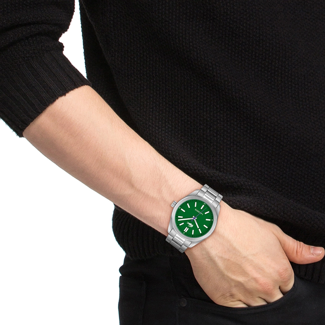 Reloj Lacoste analogo, para Hombre, tablero redondo color verde, estilo index, pulso acero color plateado