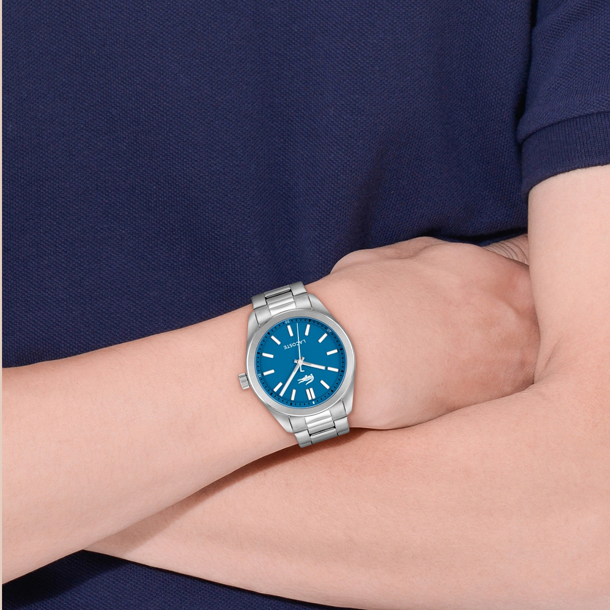 Reloj Lacoste analogo, para Hombre, tablero redondo color azul, estilo index, pulso acero color plateado