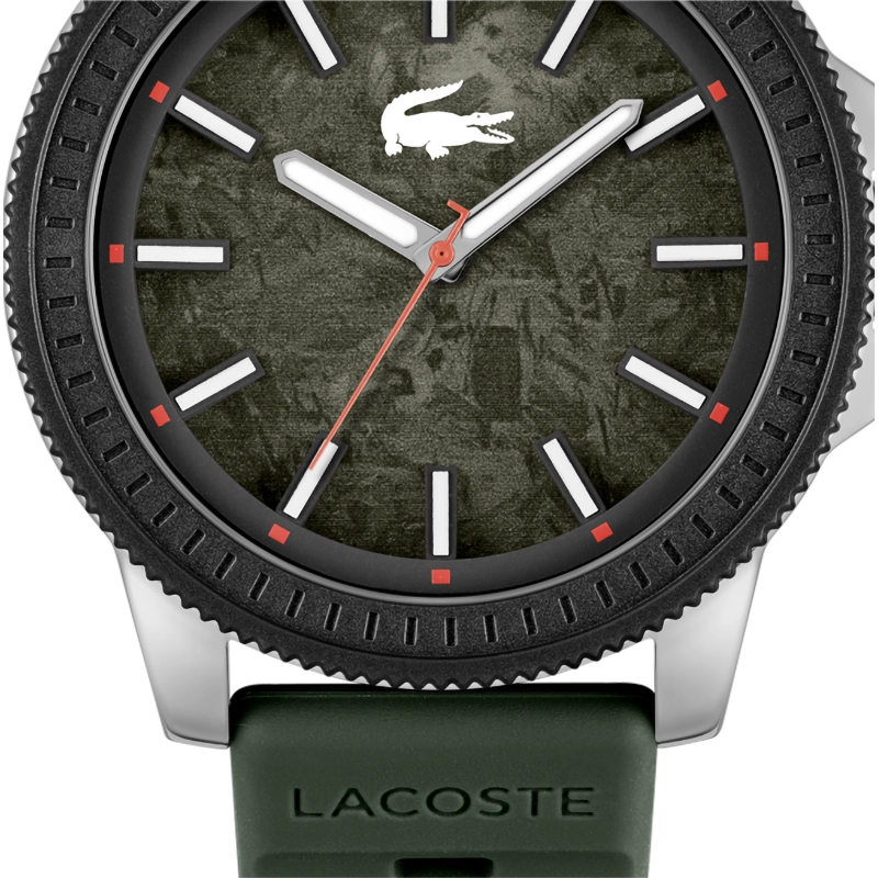 Reloj Lacoste analogo, para Hombre, tablero redondo colores gris y rojo, estilo index, pulso silicona color verde