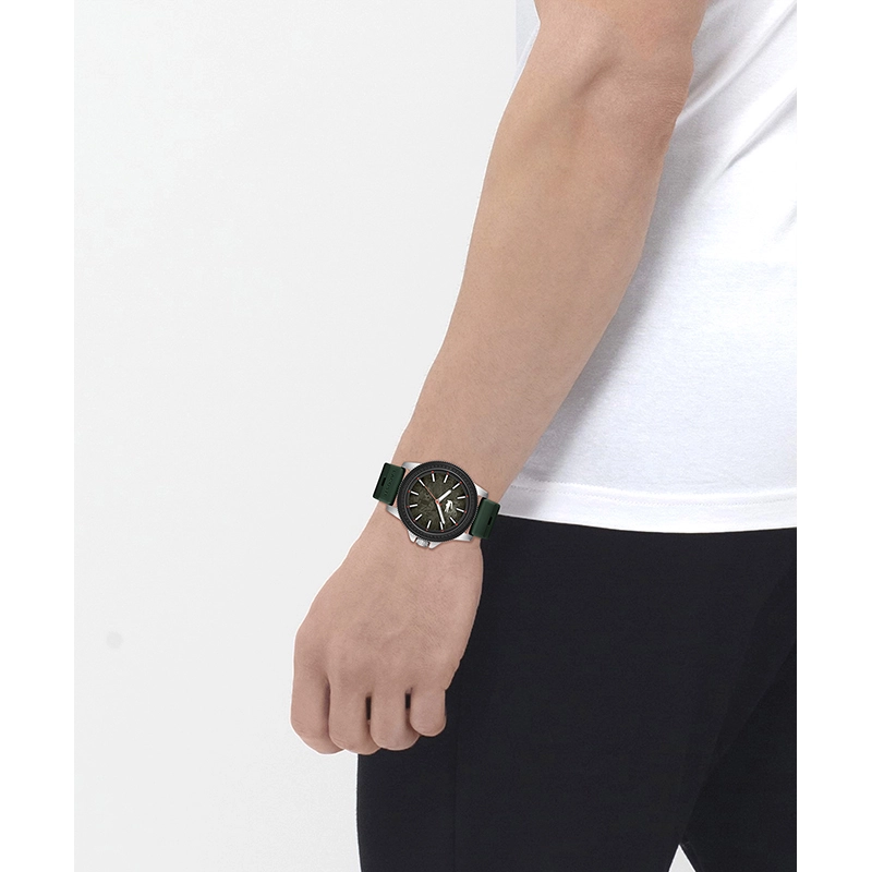 Reloj Lacoste analogo, para Hombre, tablero redondo colores gris y rojo, estilo index, pulso silicona color verde