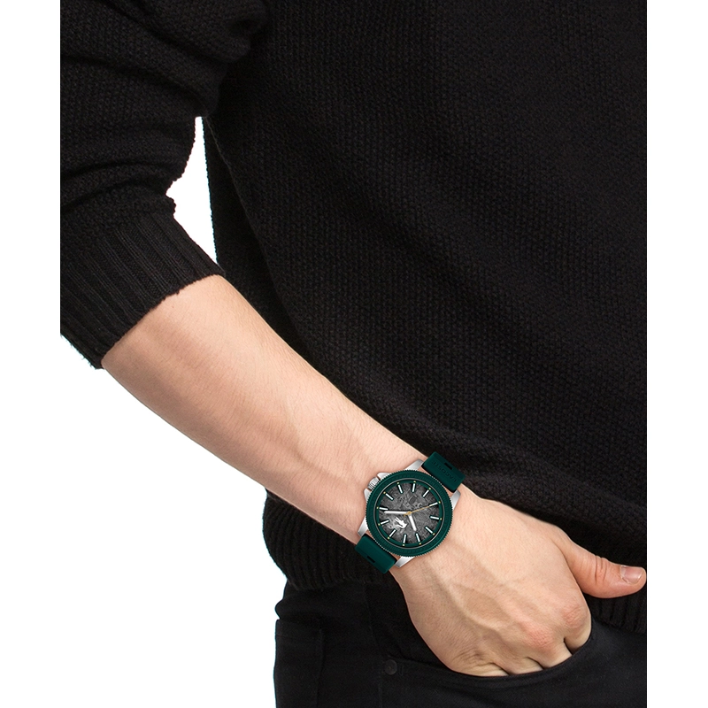 Reloj Lacoste analogo, para Hombre, tablero redondo colores gris y blanco, estilo index, pulso silicona colores verde y naranja