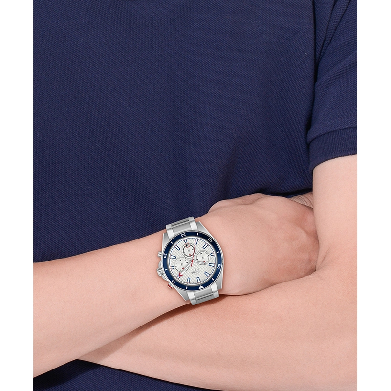 Reloj Lacoste analogo, para Hombre, tablero redondo colores plateado, azul y rojo, estilo index, pulso acero color plateado, calendario, cronografo