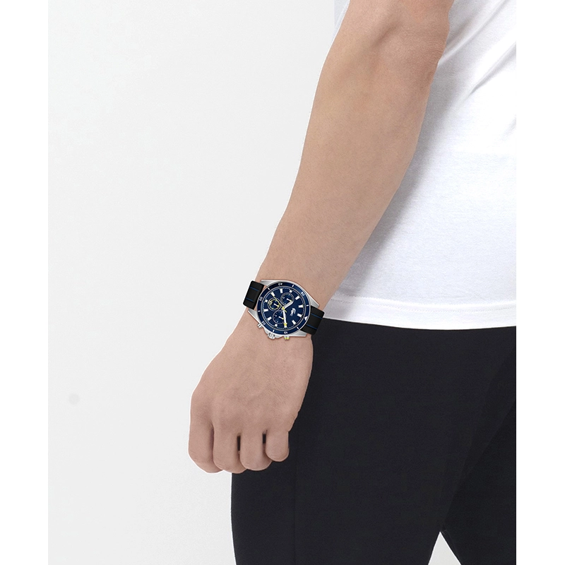 Reloj Lacoste analogo, para Hombre, tablero redondo colores azul y dorado, estilo index, pulso silicona colores negro y azul, calendario, cronografo