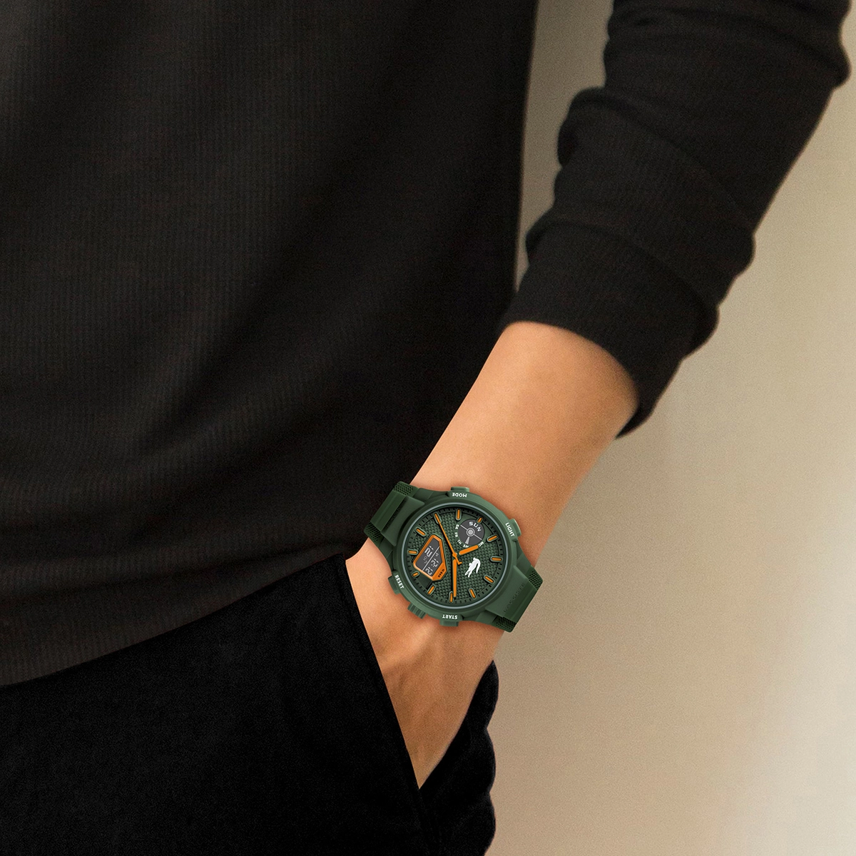Reloj Lacoste analogo y digital, para Hombre, tablero redondo colores verde y naranja, estilo index, pulso silicona color verde, calendario