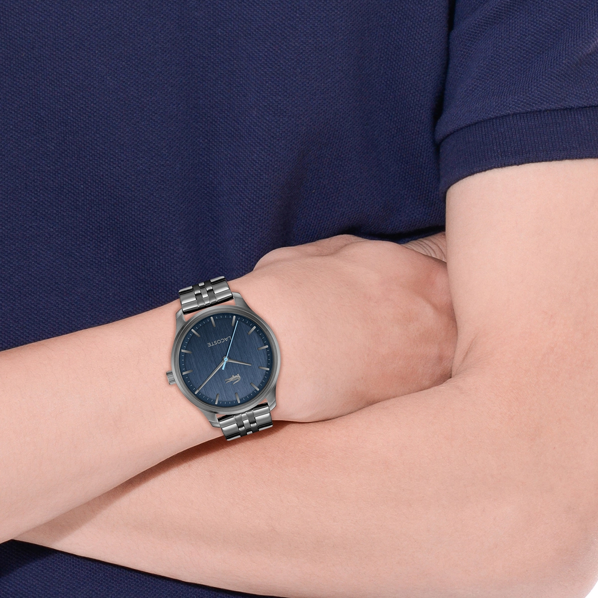 Reloj Lacoste análogo, para Hombre, tablero redondo colores azul y gris, estilo index, pulso acero color gris