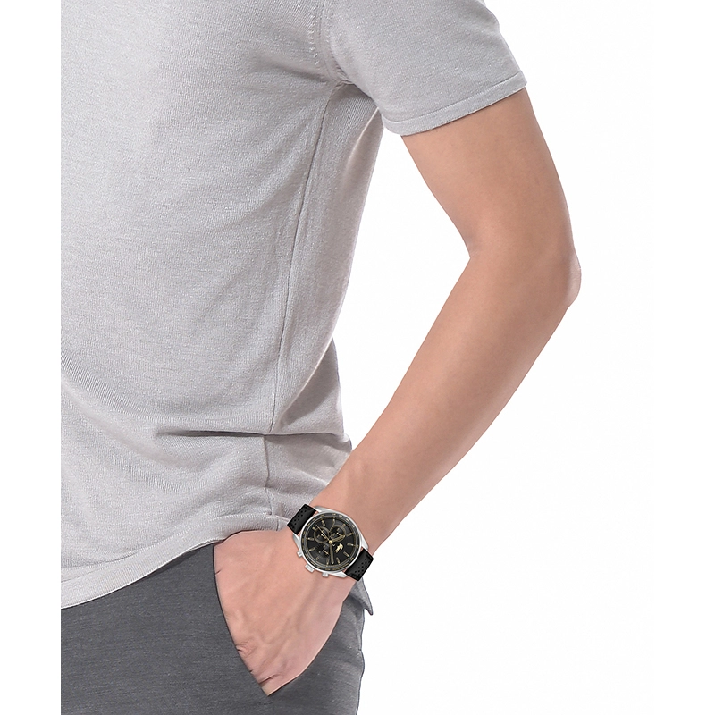 Reloj Lacoste analogo, para Hombre, tablero redondo colores negro y dorado, estilo index, pulso cuero color negro, cronografo