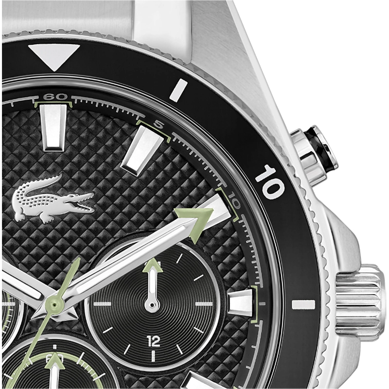 Reloj Lacoste analogo, para Hombre, tablero redondo colores negro y verde, estilo index, pulso acero color plateado, calendario, cronografo