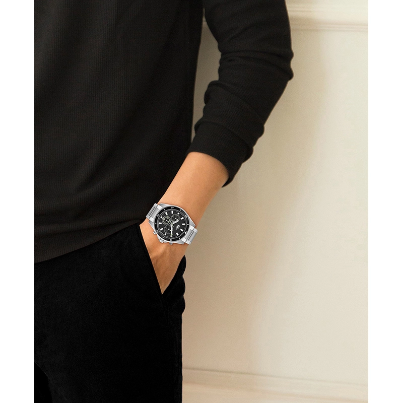 Reloj Lacoste analogo, para Hombre, tablero redondo colores negro y verde, estilo index, pulso acero color plateado, calendario, cronografo
