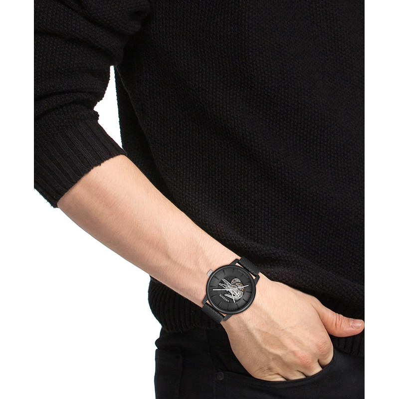 Reloj Lacoste analogo, para Hombre, tablero redondo colores negro y plateado, estilo index, pulso cuero color negro