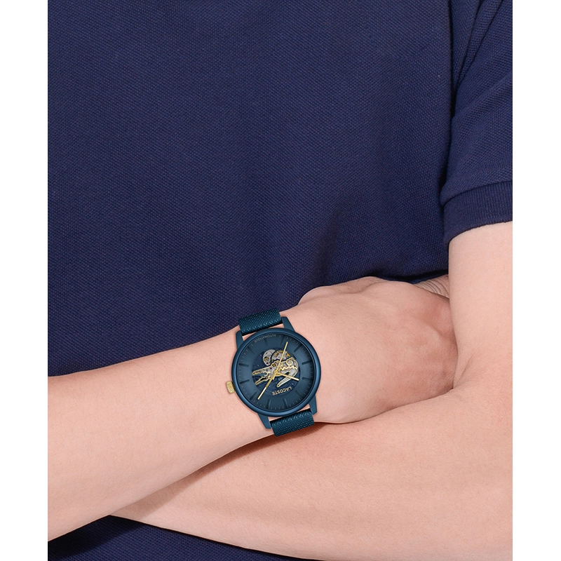 Reloj Lacoste analogo, para Hombre, tablero redondo colores negro y verde, estilo index, pulso cuero colores negro y verde