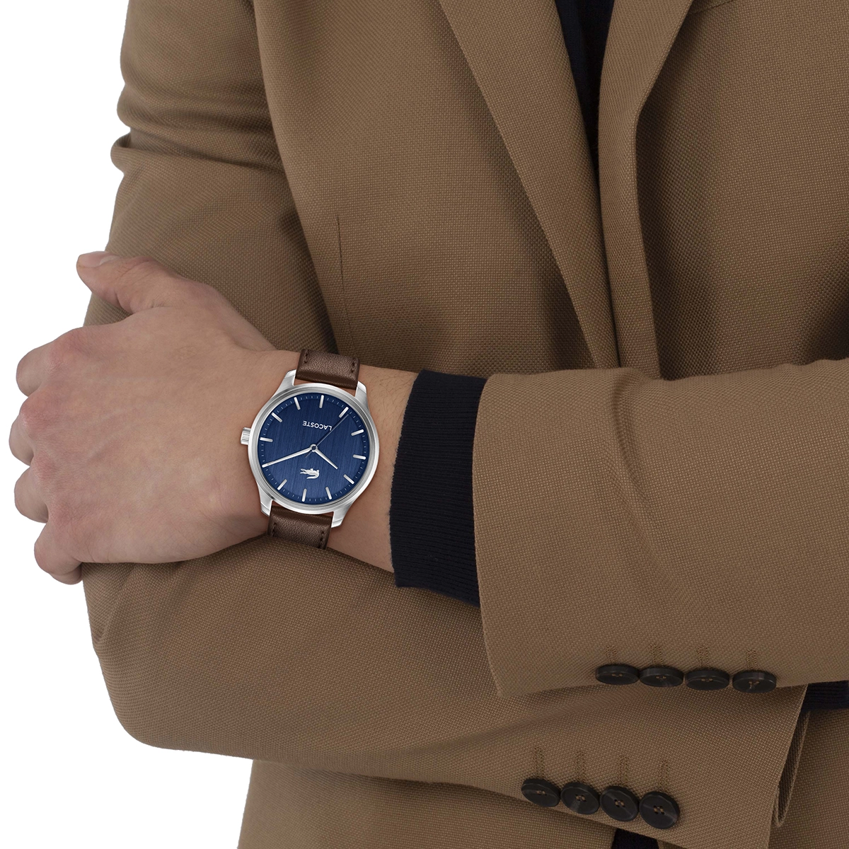 Reloj Lacoste análogo, para Hombre, tablero redondo color azul, estilo index, pulso cuero color café