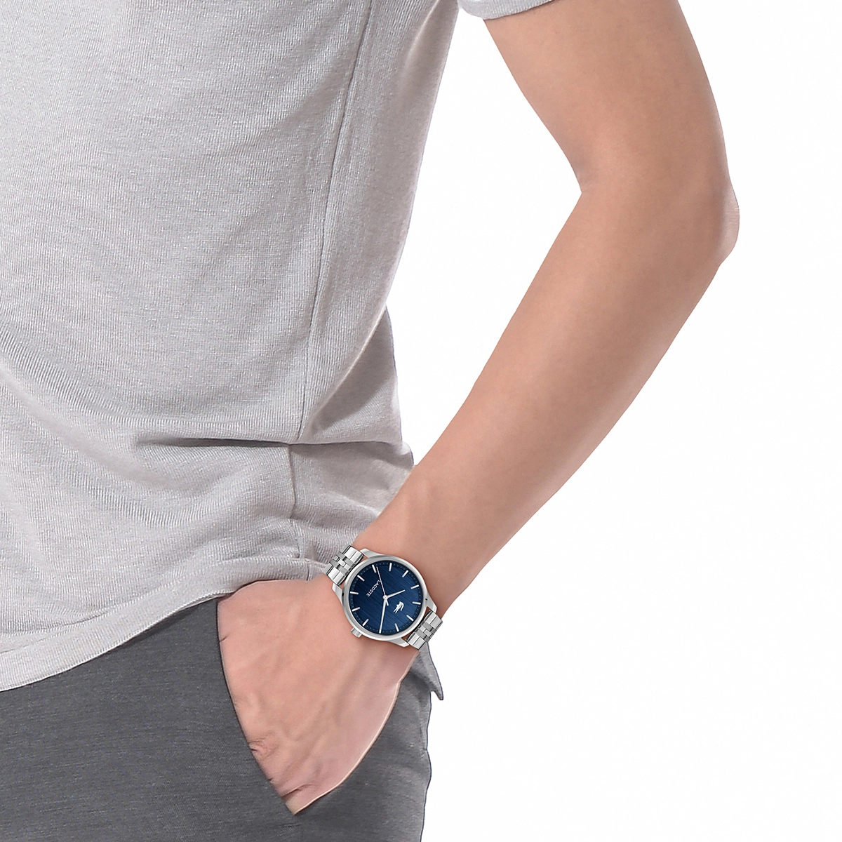 Reloj Lacoste análogo, para Hombre, tablero redondo color azul, estilo index, pulso acero color plateado
