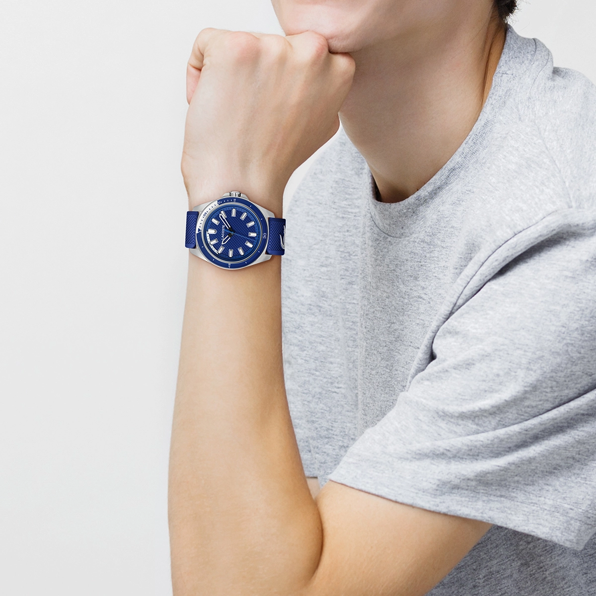 Reloj Lacoste análogo, para Hombre, tablero redondo color azul, estilo index, pulso silicona color azul