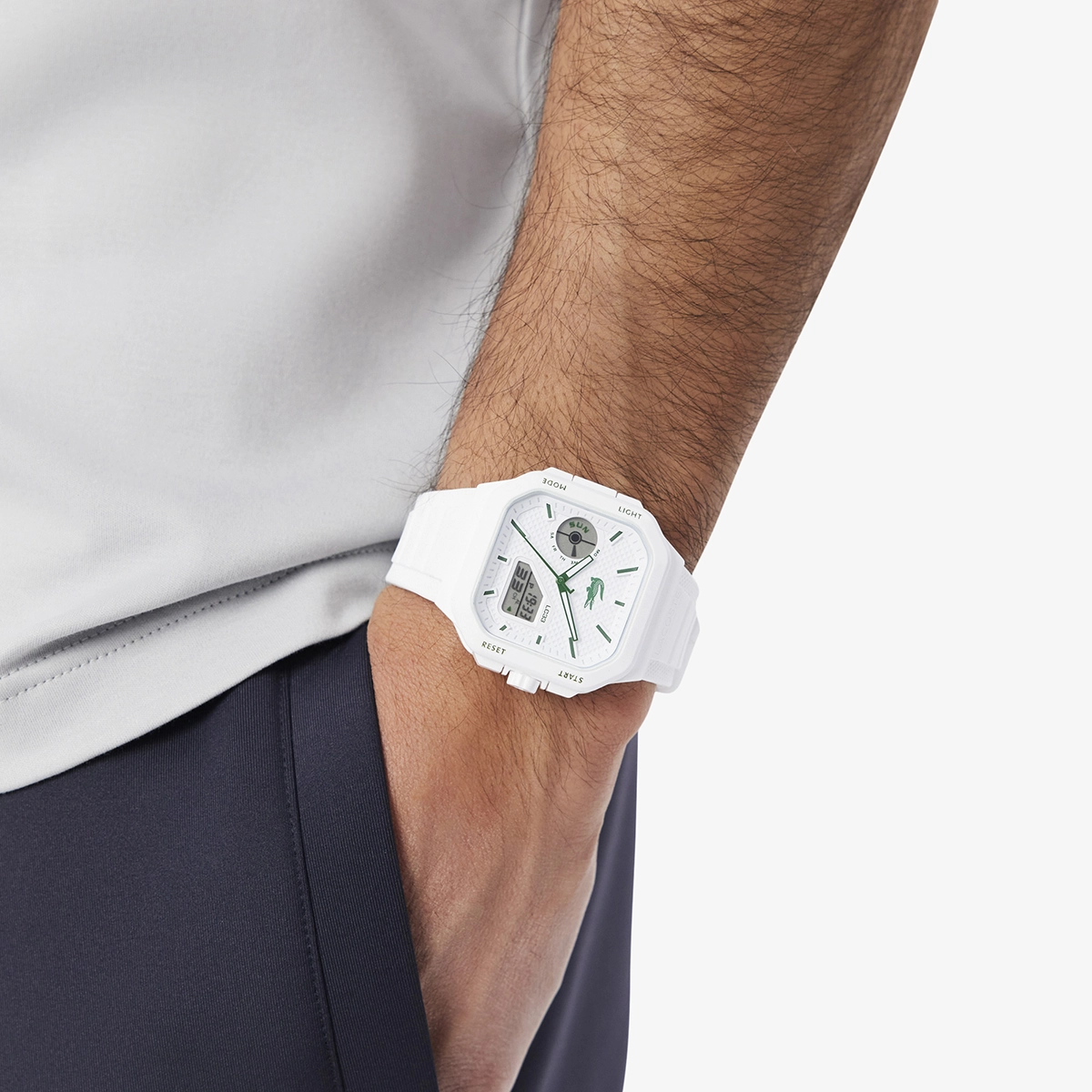 Reloj Lacoste análogo y digital, para Hombre, tablero cuadrado colores blanco y verde, estilo index, pulso silicona color blanco, calendario
