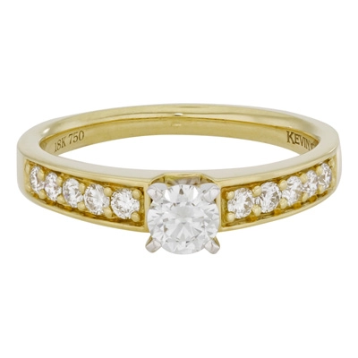 Anillo de compromiso con diamante central redondo GIA de 0.30ct y decoración en diamantes, oro 2 tonos 18k, rodinado
