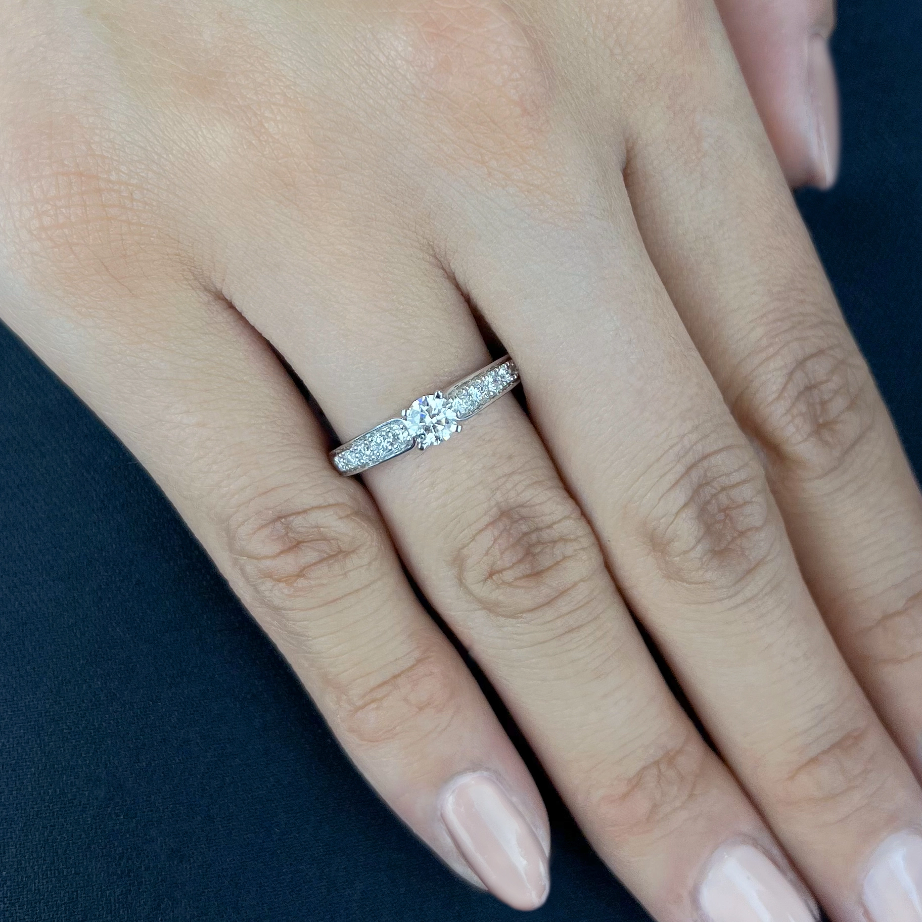 Anillo de compromiso con diamante central redondo GIA de 0.50ct y decoración en diamantes, oro tono blanco 18k, rodinado