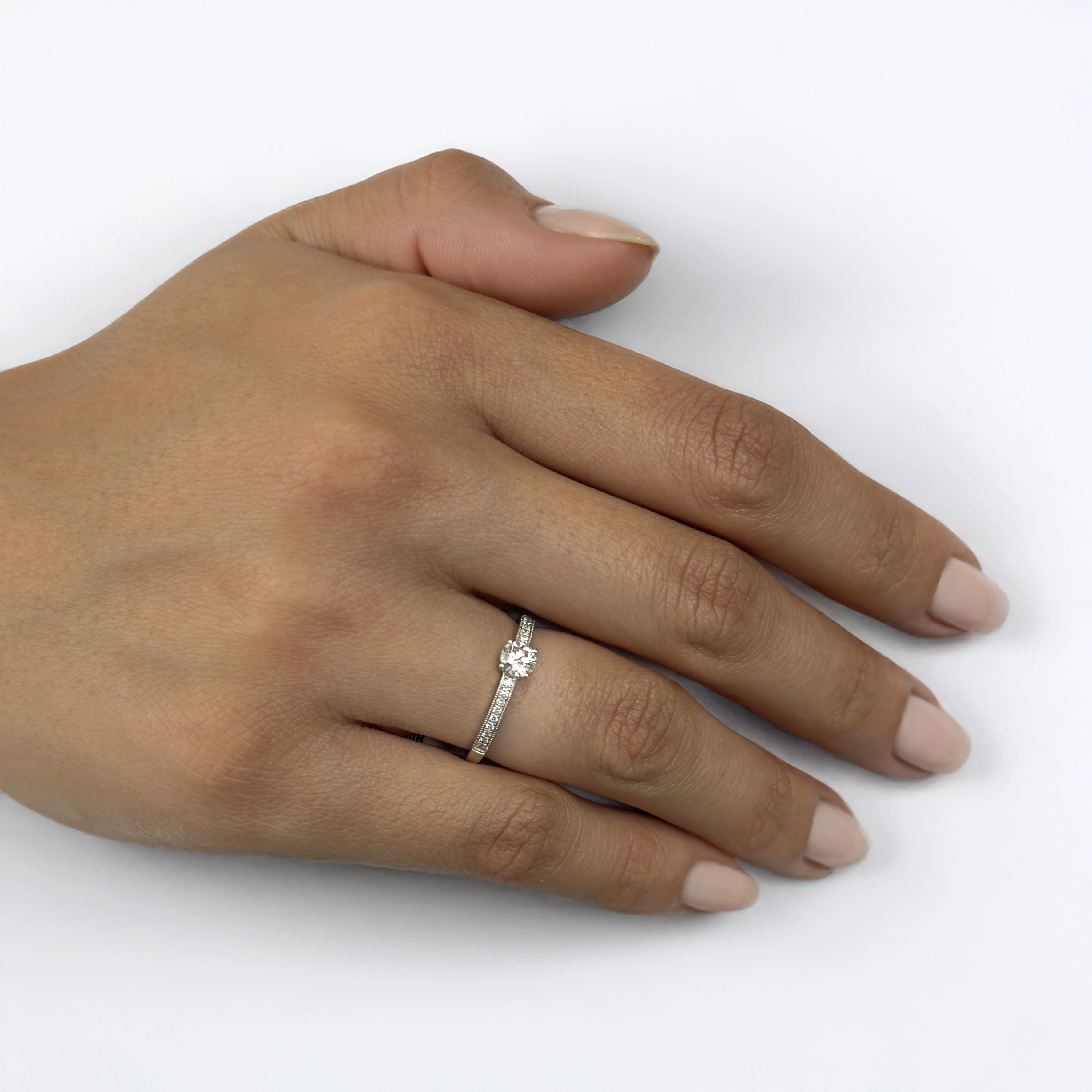 Anillo de compromiso con diamante central redondo GIA de 0.30ct y decoración en diamantes, oro tono amarillo 18k