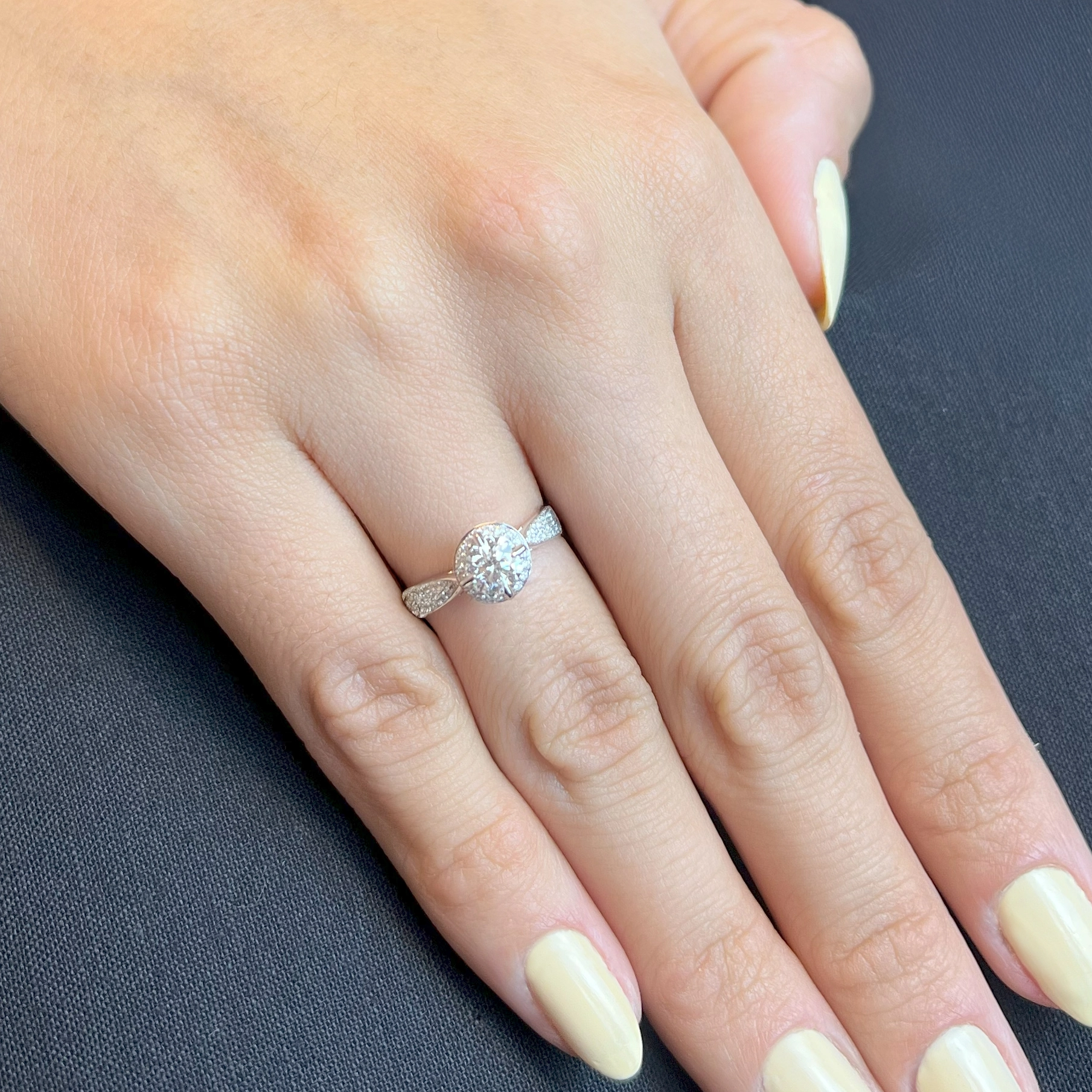 Anillo de compromiso halo redondo, con diamante central redondo GIA de 0.50ct y decoración en diamantes, oro tono blanco 18k, rodinado