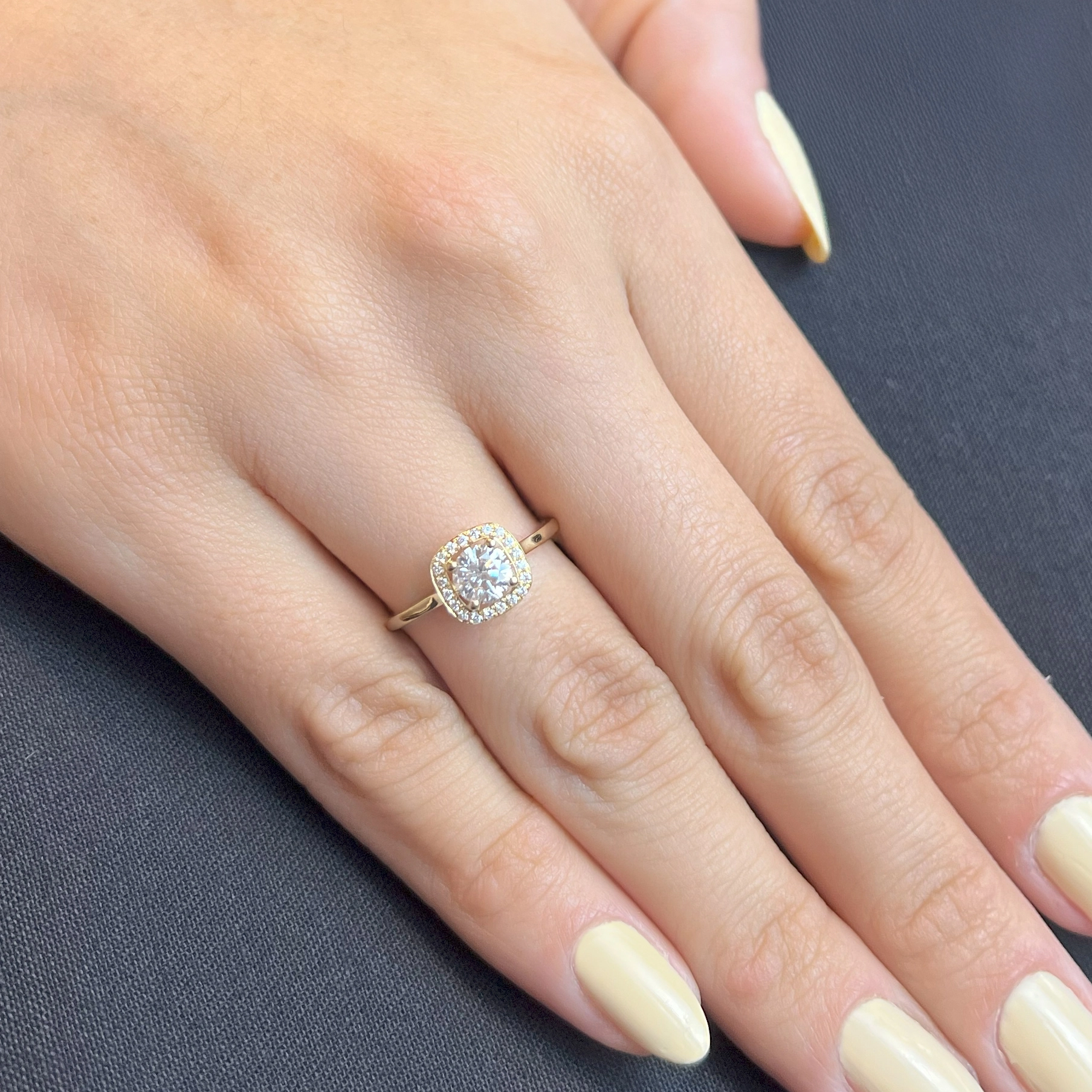 Anillo de compromiso halo cuadrado, con diamante central redondo GIA de 0.50ct y decoración en diamantes, oro tono amarillo 18k