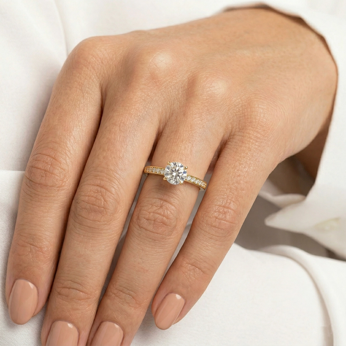 Anillo de compromiso con diamante central redondo GIA de 0.50ct y decoración en diamantes, oro tono amarillo 18k