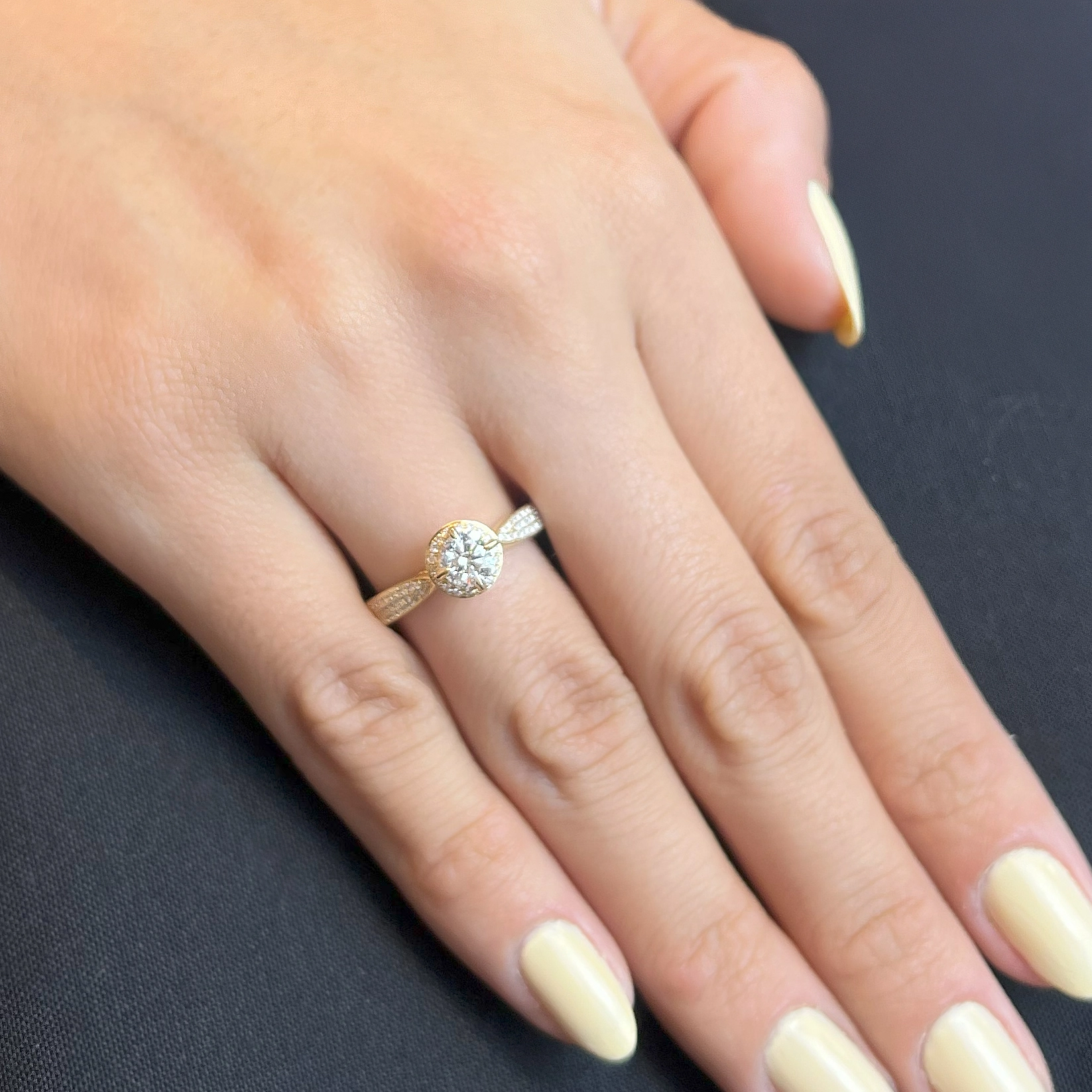 Anillo de compromiso halo redondo, con diamante central redondo GIA de 0.50ct y decoración en diamantes, oro tono amarillo 18k